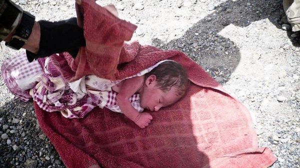 Afgańska dziewczynka leżała przy drodze