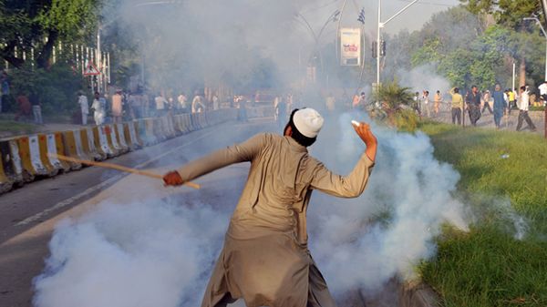Starcia demonstrantów z policją w Islamabadzie