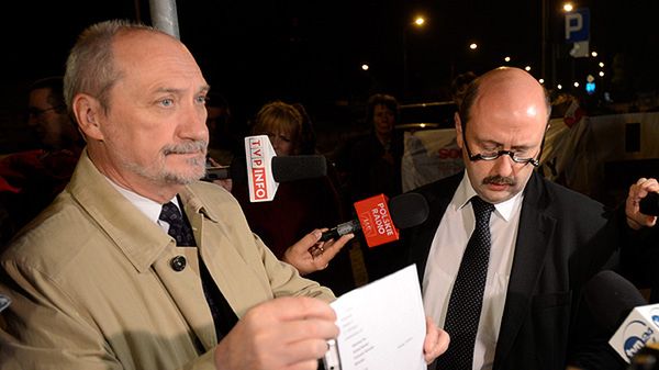 Poseł PiS Antoni Macierewicz i adwokat rodziny Anny Walentynowicz - Stefan Hambura