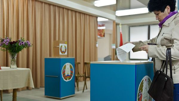 Głosowanie w lokalu wyborczym w Mińsku