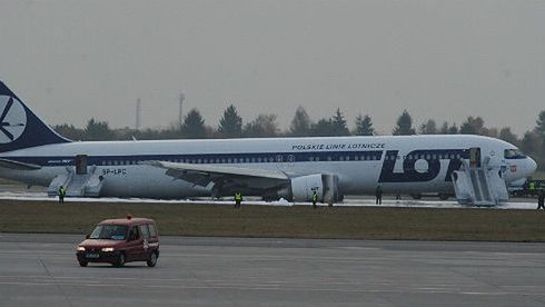 Awaryjne lądowanie samolotu Polskich Linii Lotniczych LOT Boeing 767 na warszawskim lotnisku Okęcie