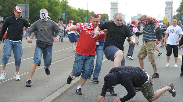 Uczestnicy szarpaniny z udziałem pseudokibiców w okolicach Stadionu Narodowego, przed meczem Polska-Rosja