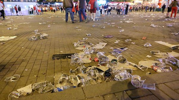 Zaśmiecona strefa kibica w Warszawie