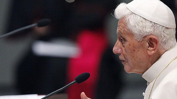 Papież Benedykt XVI musi zmierzyć się z falą niepokojących przecieków de mediów