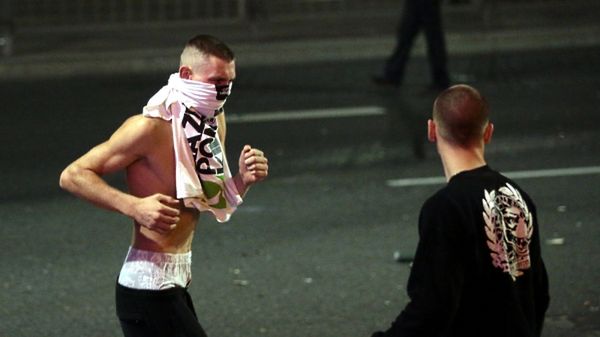 Bójka pseudokibiców w Alejach Jerozolimskich po meczu Grupy A Euro 2012, w którym Polska zremisowała 1-1 z Rosją