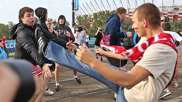 Szarpanina między pseudokibicami w drodze na Stadion Narodowy