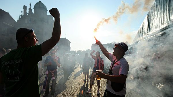 Chorwaccy kibice na Starym Mieście w Gdańsku. Odpalali race jeszcze przed meczem Chorwacji z Hiszpanią