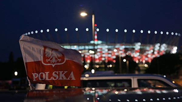 Kibice wracają z meczu rozegranego na Stadionie Narodowym