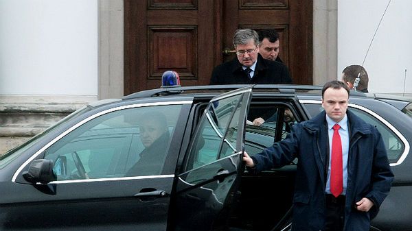 Prezydent Bronisław Komorowski wsiada do limuzyny (zdj. arch.)