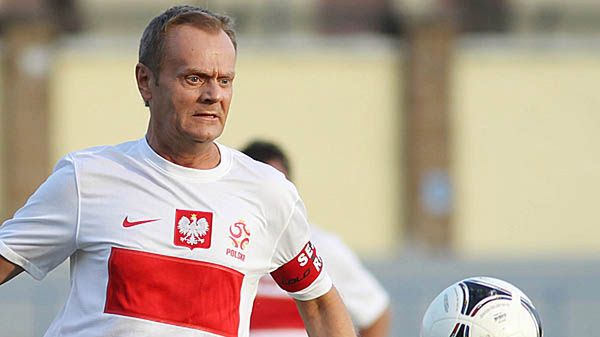 Premier Donald Tusk podczas meczu reprezentacji polskich i włoskich parlamentarzystów