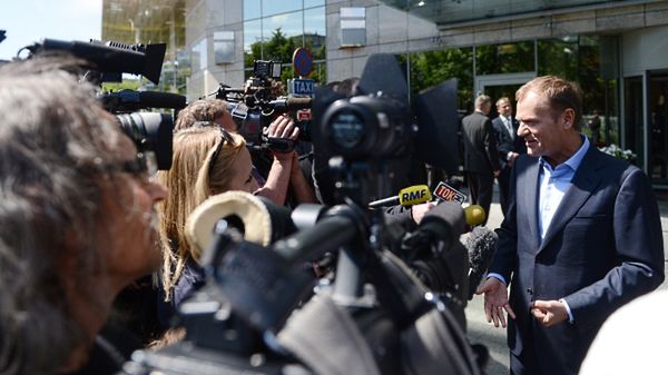 Premier Donald Tusk rozmawia z mediami po wizycie u piłkarzy reprezentacji Polski na EURO 2012