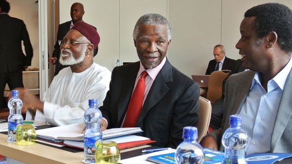 Thabo Mbeki - główny mediator z ramienia Unii Afrykańskiej (na zdj. w środku)
