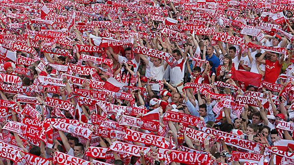 Polscy kibice w Strefie Kibica w Warszawie
