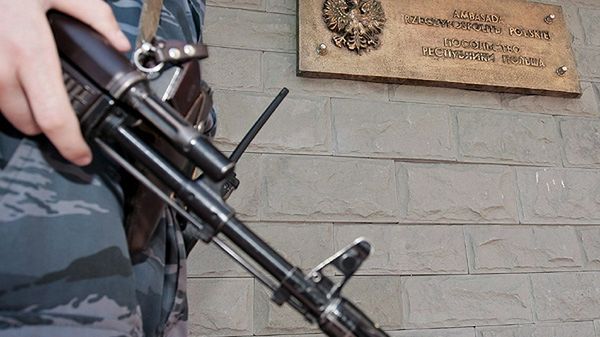 Żołnierz rosyjskich sił specjalnych przed ambasadą RP w Moskwie