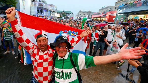 Kibice Chorwacji i Irlandii w Strefie Kibica na Placu Wolności w Poznaniu