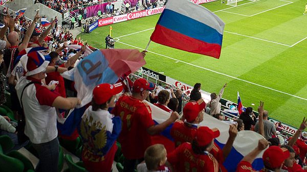 Kibice z Rosji podczas meczu z Czechami we Wrocławiu