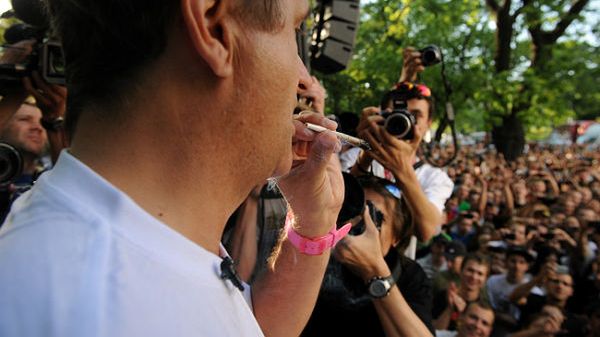 Janusz Palikot zapalił publicznie skręta