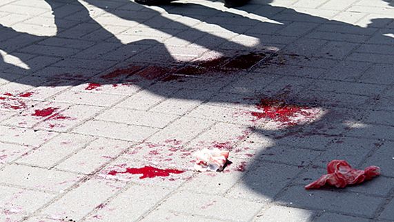 Krew na chodniku po zamachach w Dniepropietrowsku