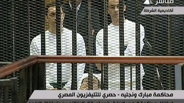 Alaa i Gamal Mubarakowie, za nimi (leży) ojciec - Hosni