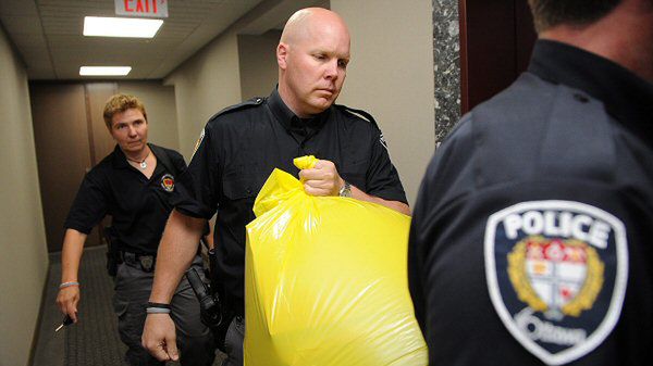 Kanadyjska policja usuwa przesyłkę z siedziby partii