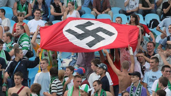 Kibice z nazistowską flagą na meczu Dynama przeciw Karpatom, Kijów, 2007 r.