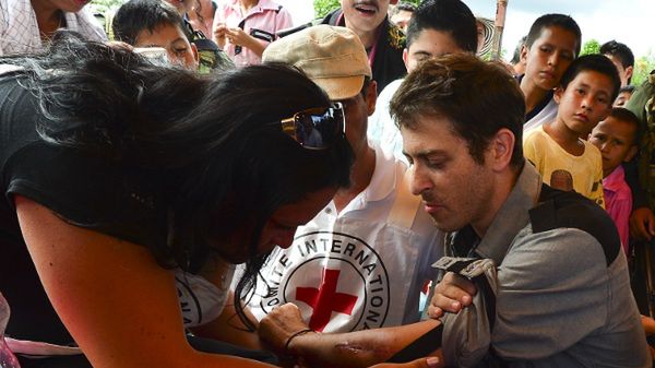 Romeo Langlois badany przez pracowników Czerwonego Krzyża