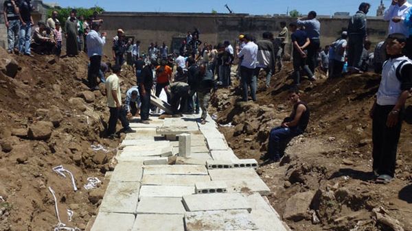 Zbiorowy pogrzeb ofiar masakry w Huli