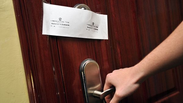 Zaplombowane drzwi mieszkania w Stargardzie Szczecińskim, w którym doszło do tragedii