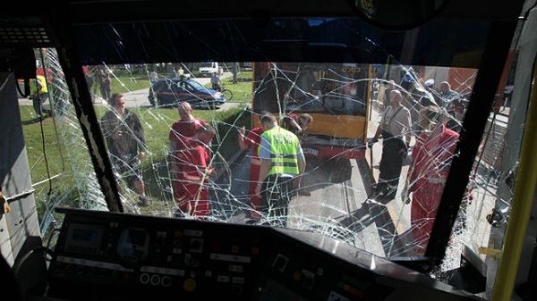 Wypadek w Al. Solidarności przy Placu Bankowym w Warszawie. Tramwaj wjechał w tył autobusu