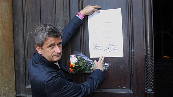 Janusz Palikot wiesza na drzwiach kościoła dokument dot. jego apostazji od Kościoła Katolickiego