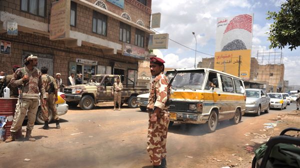 Żołnierze na posterunku w Sanie, stolicy Jemenu