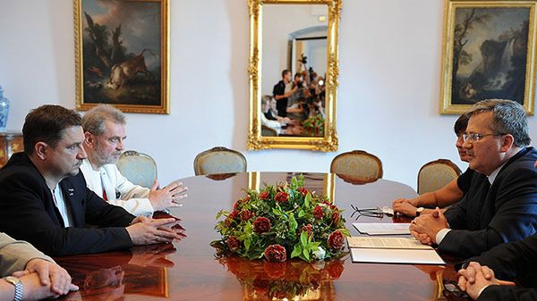 Piotr Duda rozmawia w Pałacu Prezydenckim z Bronisławem Komorowskim