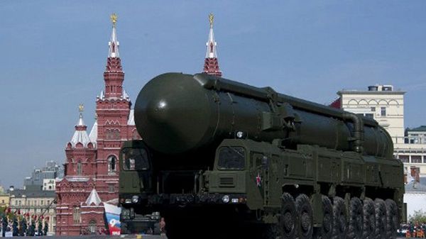 Rosyjski pocisk balistyczny Topol-M na defiladzie w Moskwie