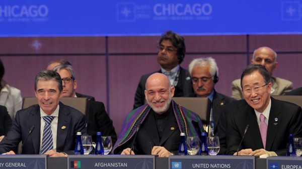 Sekretarz generalny NATO Anders Fog Rasmussen, prezydent Afganistanu Hamid Karzaj i sekretarz generalny ONZ Ban Ki Mun