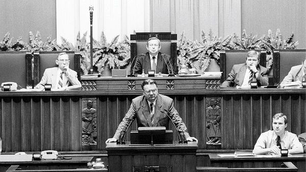 Nocne posiedzenie sejmu. Nz. premier Jan Olszewski wygłasza swoje przemówienie