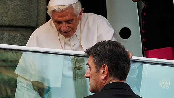 Sandro Mariotti towarzyszy papieżowi podczas audiencji generalnych i podróży.