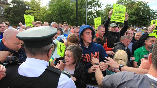 Demonstranci przepychają się z policją tuż przed przybyciem sztafety z płomieniem olimpijskim