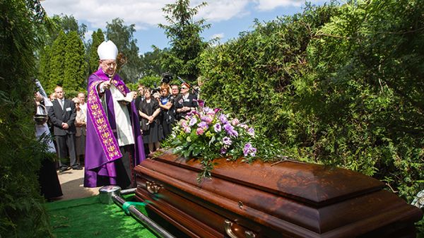 Uroczystościom pogrzebowym przewodniczył metropolita poznański arcybiskup Stanisław Gądecki