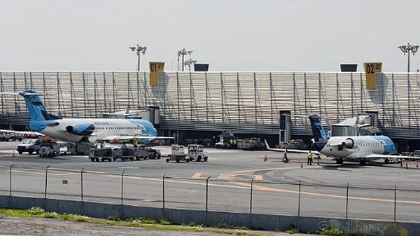 Samoloty przy budynku lotniska w Mexico City