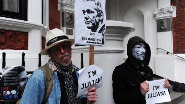 Zwolennicy Juliana Assange'a pikietują przed ambasadą Ekwadoru w Londynie