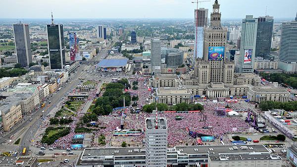 Wypełniona strefa kibica w okolicach Pałacu Kultury i Nauki