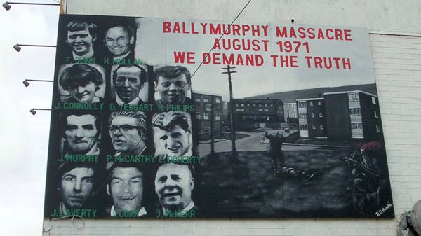 Mural w Belfaście czczący pamięć ofiar masakry w Ballymurphy