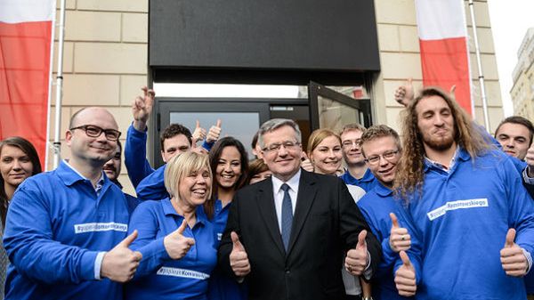 Bronisław Komorowski z wolontariuszami przed siedzibą warszawskiego biura Sztabu Wyborczego