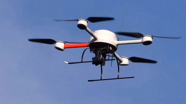 Zdjęcie ilustracyjne. Dron na fotografii jest wykorzystywany przez francuską policję