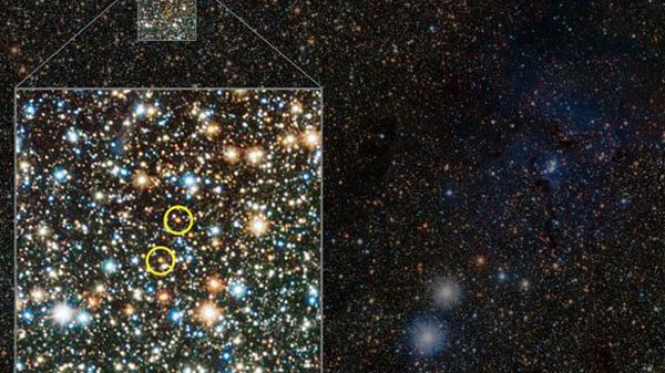 Zdjęcie w podczerwieni wykonane teleskopem VISTA w Obserwatorium Paranal w Chile. Widać na nim Mgławicę Trójlistna Koniczyna, a na powiększonym fragmencie dwie bardzo odległe cefeidy.