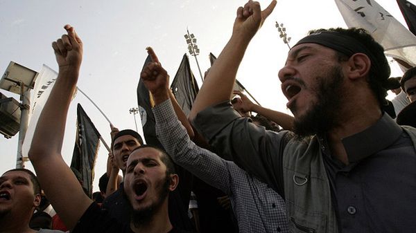 Członkowie i sympatycy Ansar Al-Szaria podczas wiecu w Bengazi