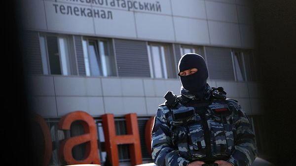 Rosyjski żołnierz przed siedzibą telewizji ATR