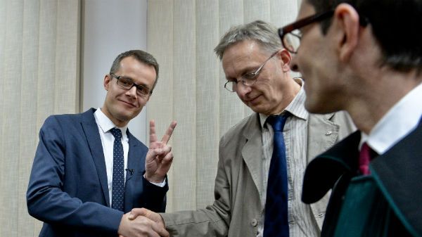 Dziennikarz TV Republika Jan Pawlicki i fotoreporter PAP Tomasz Gzell po ogłoszeniu wyroku sądu