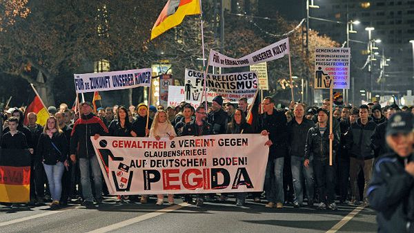 Protest Pegidy w Dreźnie w listopadzie 2014 r.