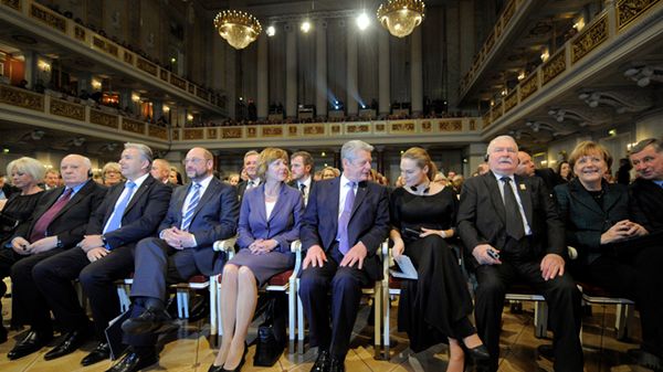 Lech Wałęsa w otoczeniu innych honorowych gości w Berlinie
